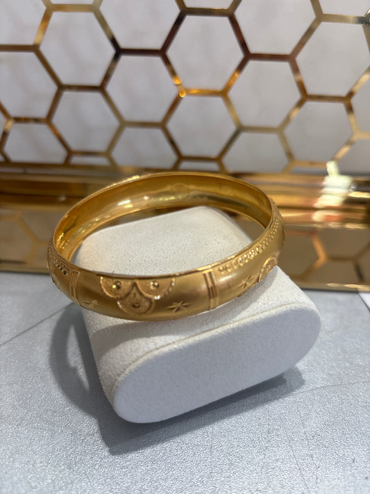 22ct Gold Engraved Scallop and Star Pattern Bangle